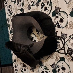 Traveling Neck Support Pillow With Memory Foam and  Travel Bag NWOT